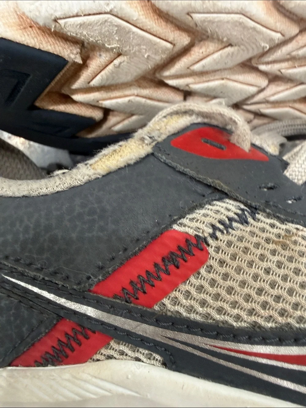Boys Saucony Beige Gray Red Mesh Running Shoes - 2.5W - WIDE